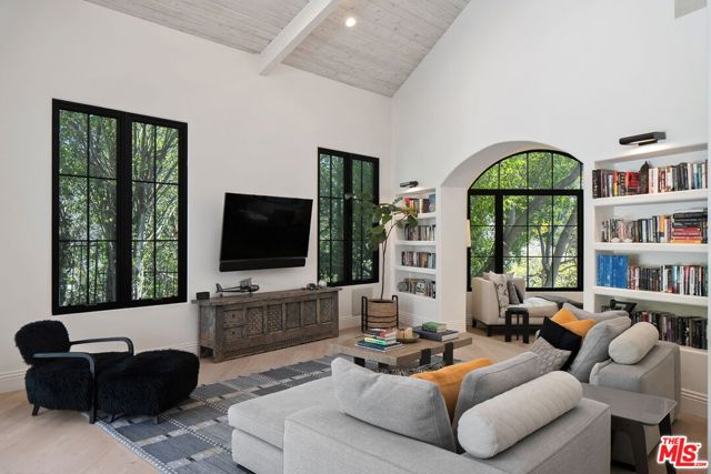 7651 Willow Glen Road, Los Angeles CA: https://media.crmls.org/mediaz/b51c4a69-78bf-4716-8556-7ac43980df51.jpg