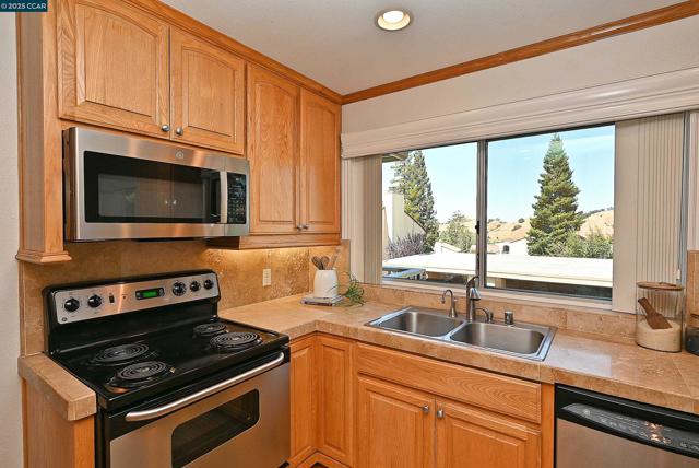 1805 Ptarmigan Dr, Walnut Creek CA: https://media.crmls.org/mediaz/b51cbeff-c33b-4e47-b08d-5a11e5b5945c.jpg