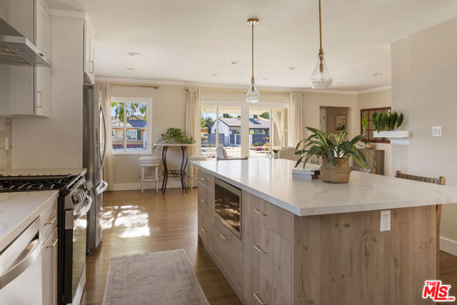 11855 Tiara Street, Valley Village CA: https://media.crmls.org/mediaz/b51d4333-e502-48c1-bc7f-fce273df98b3.jpg