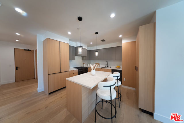 10352 Riverside Drive, Toluca Lake CA: https://media.crmls.org/mediaz/b51d5de7-e0e8-440a-af08-5699282d77d2.jpg