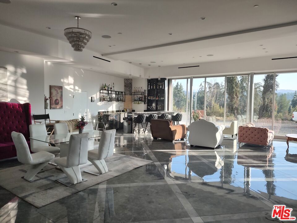 https://media.crmls.org/mediaz/b5203fab-f33c-4647-a21a-7bbbd96c69d1.jpg?preset=X-Large