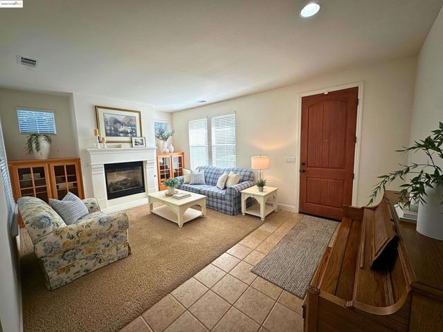 1327 Remington Ct, Tracy CA: https://media.crmls.org/mediaz/b521b3c9-477f-47e4-80e7-0cda24cd0810.jpg