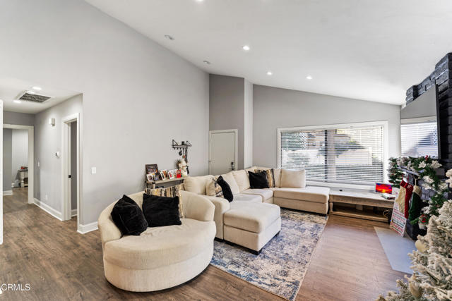 Detail Gallery Image 4 of 23 For 1103 Catlin St #B,  Simi Valley,  CA 93065 - 2 Beds | 2 Baths