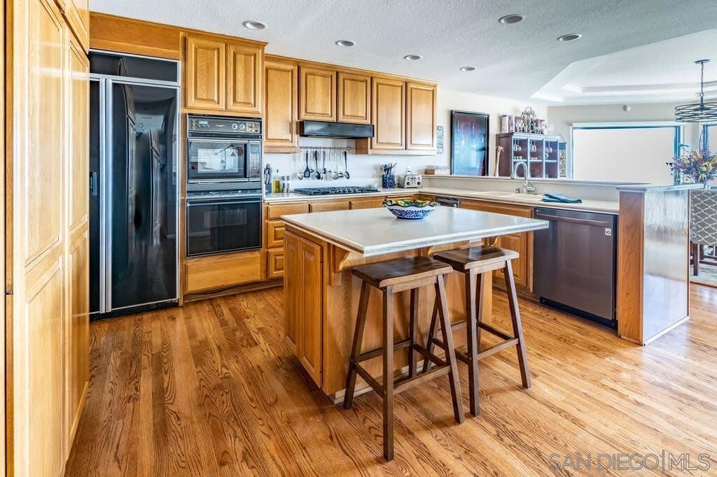 https://media.crmls.org/mediaz/b523f94d-f5d7-4965-8156-9793fea989eb.jpg?preset=X-Large