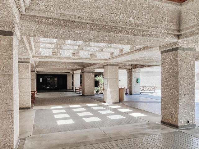 153 Desert Falls E Drive, Palm Desert CA: https://media.crmls.org/mediaz/b52420d4-6aba-4e17-a21d-13e24280c38c.jpg