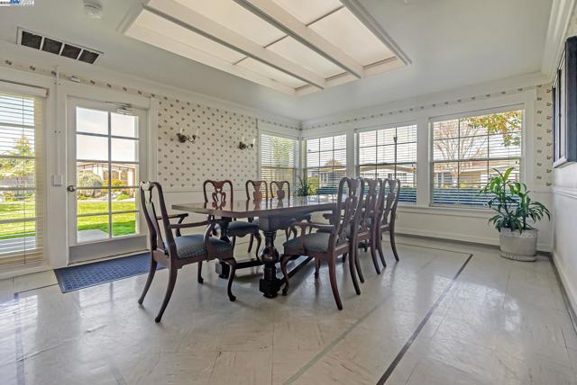 29270 Sandburg Way, Hayward CA: https://media.crmls.org/mediaz/b525f3fe-4ca0-4f16-bffc-4d565952857b.jpg
