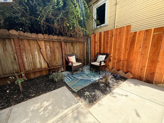 511 59Th St, Oakland CA: https://media.crmls.org/mediaz/b5263724-d5bb-4e1a-aa11-11799332ba29.jpg