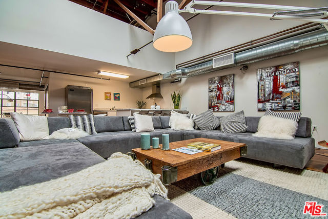 1046 Princeton Drive, Venice CA: https://media.crmls.org/mediaz/b5270883-39f2-4c5b-973c-86aeda0cbf7d.jpg