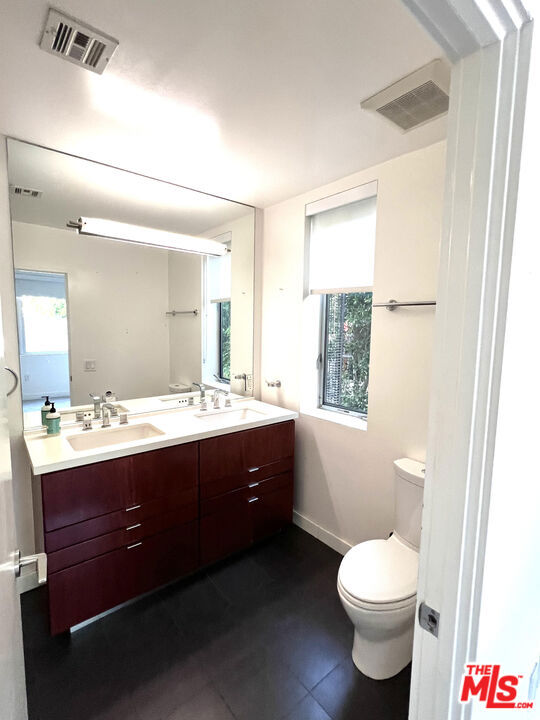 1200 N Sweetzer Avenue, West Hollywood CA: https://media.crmls.org/mediaz/b5277bce-d256-4486-a349-d83a86091d88.jpg