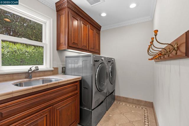 32 Kensington Ct, Alamo CA: https://media.crmls.org/mediaz/b5278740-4ac5-4d43-815b-8ad1b4f46976.jpg