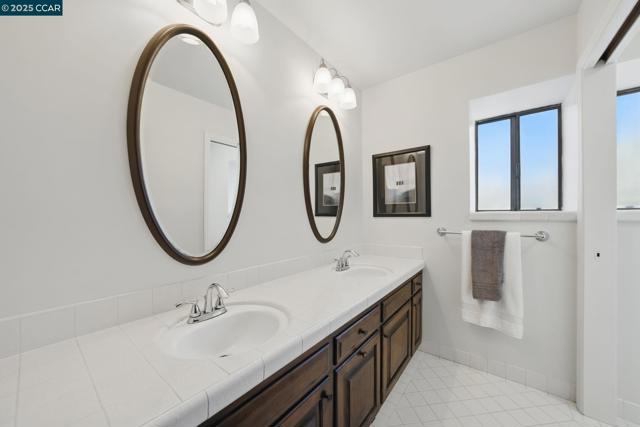 3938 Los Arabis Dr, Lafayette CA: https://media.crmls.org/mediaz/b527a2b6-a6a0-47dd-92aa-cb94c576e02c.jpg