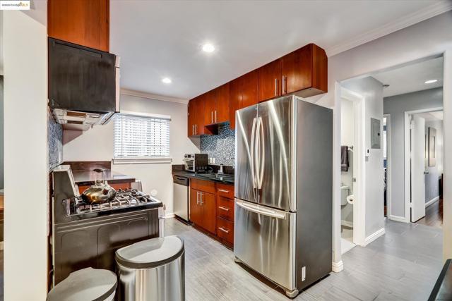 6610 Bancroft Avenue, Oakland CA: https://media.crmls.org/mediaz/b528523e-cbd2-48c9-88c4-e52054829f17.jpg