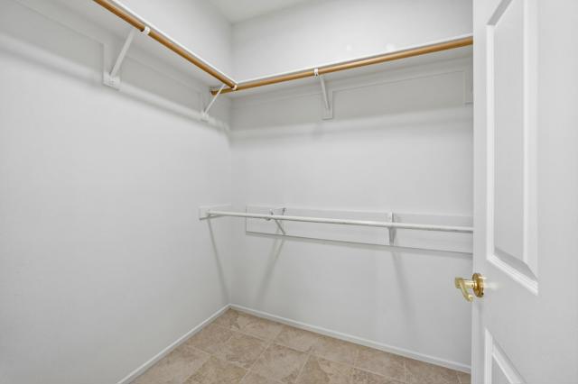 Image 27 of 42 For 78663 Como Court