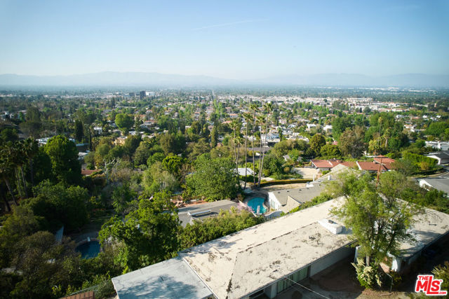 4571 N Gable Drive, Encino CA: https://media.crmls.org/mediaz/b5286fce-b1b3-4b9e-828f-024700516762.jpg