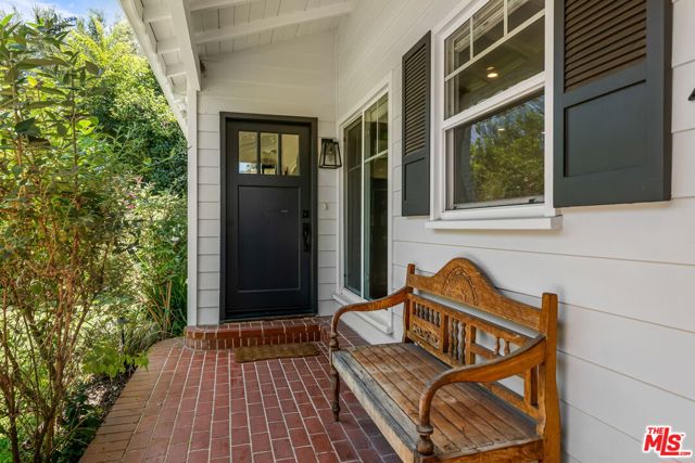 4223 Wilkinson Avenue, Studio City CA: https://media.crmls.org/mediaz/b52a260f-f60b-4a13-9bc6-6d6d7757d326.jpg