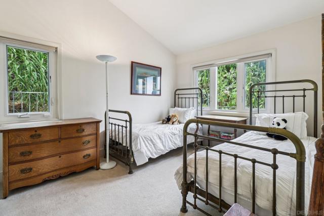 1295 W Redwood St, San Diego CA: https://media.crmls.org/mediaz/b52a50dc-7b5f-4f8b-96df-2bf5273aad95.jpg