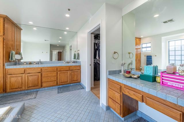 11300 Highridge Court, Camarillo CA: https://media.crmls.org/mediaz/b52ab1d8-c7a9-46f1-b7d6-86fba70b7d43.jpg