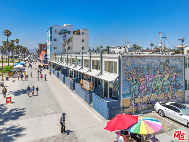 25 Brooks Avenue, Venice CA: https://media.crmls.org/mediaz/b52afaee-bcb6-4b7f-b29e-eb7ad28ecc94.jpg