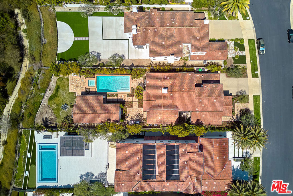 https://media.crmls.org/mediaz/b52c50c5-361e-4466-b45e-c131125bcac8.jpg?preset=X-Large