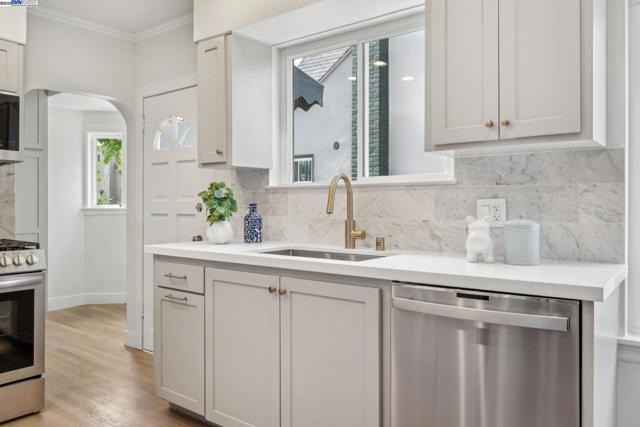 1827 Moreland Dr, Alameda CA: https://media.crmls.org/mediaz/b52c85a0-6327-497e-bfc1-f24b47a86a16.jpg
