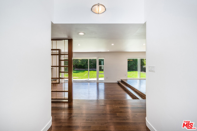 5412 S HOLT Avenue, Los Angeles CA: https://media.crmls.org/mediaz/b52cacd9-f205-4367-814a-2422ef1295cc.jpg