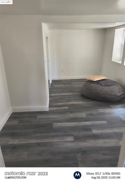 2820 LINDEN ST, Oakland CA: https://media.crmls.org/mediaz/b52d1ebc-f7af-4779-b54e-7d4869b9a8ef.jpg