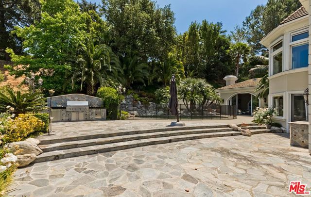 732 Saint Katherine Drive, La Canada Flintridge CA: https://media.crmls.org/mediaz/b52e0a59-e787-4760-8dcb-1fd50666090e.jpg