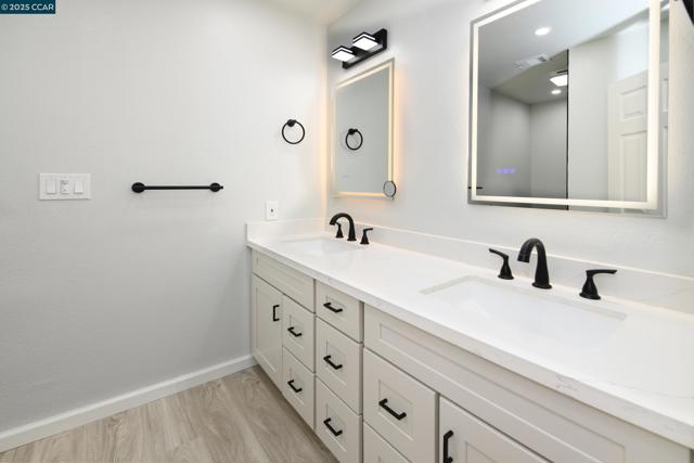 319 Oak Glen Ct, Martinez CA: https://media.crmls.org/mediaz/b52e99b0-0ba2-49f7-bf55-fdf12de28314.jpg