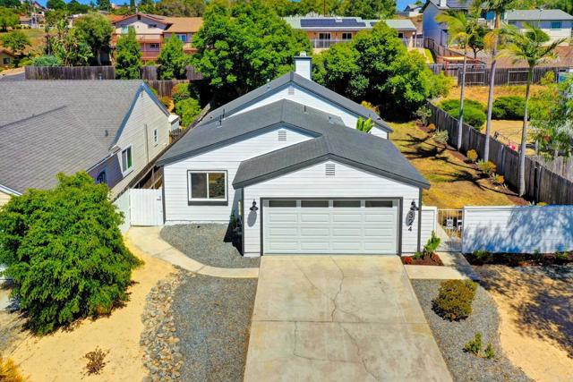324 Shady Glen Drive, Fallbrook CA: https://media.crmls.org/mediaz/b52f92c1-79a3-4a32-9e75-16191d0a296b.jpg