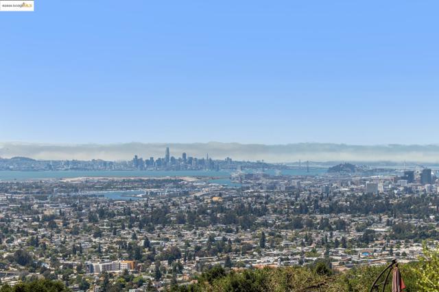 6019 Ridgemont Dr, Oakland CA: https://media.crmls.org/mediaz/b52fe78a-8786-4fb7-a461-580e12a0fb14.jpg
