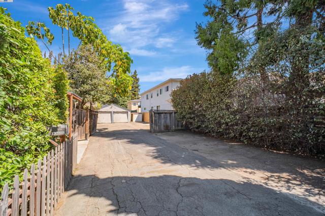 3780 Somerset Ave, Castro Valley CA: https://media.crmls.org/mediaz/b5305f02-6928-44fe-8385-af032623dc11.jpg