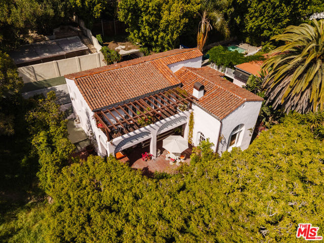 5163 Franklin Avenue, Los Angeles CA: https://media.crmls.org/mediaz/b530fd9d-ec48-45cd-b408-04d69a17e841.jpg