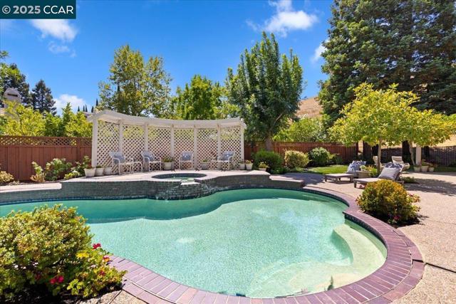 4101 Fox Creek Ct, Danville CA: https://media.crmls.org/mediaz/b532b842-fd00-4975-bfc6-2ee0a8bdca94.jpg