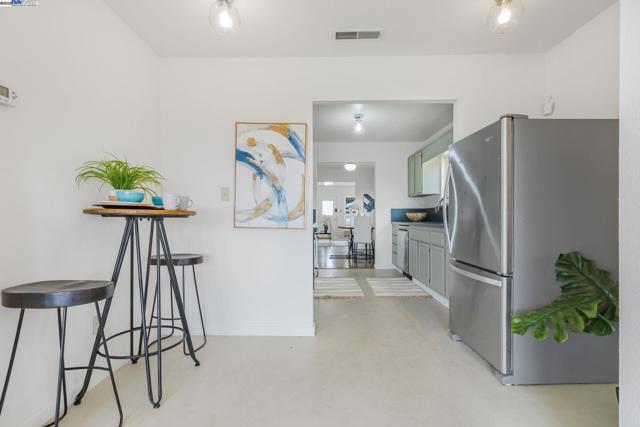 812 Washington Ave, Albany CA: https://media.crmls.org/mediaz/b533ca73-5774-4adf-8631-d8539628cc60.jpg