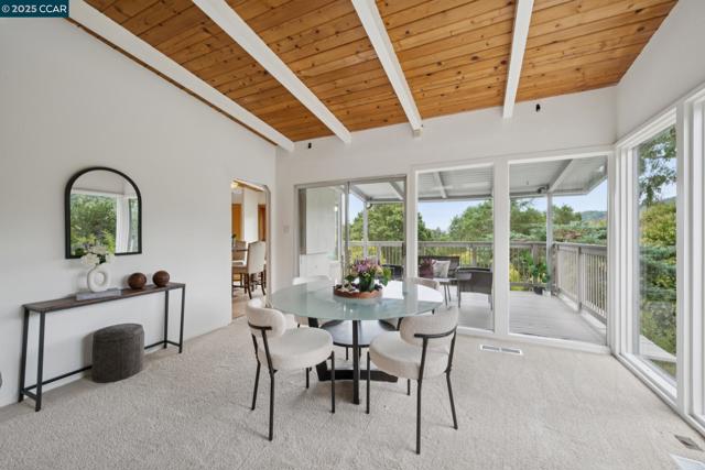 12 La Cresta Rd, Orinda CA: https://media.crmls.org/mediaz/b534316f-c522-4c3b-b4b4-638603681a41.jpg