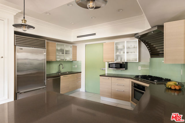 8121 Norton Avenue, West Hollywood CA: https://media.crmls.org/mediaz/b53436b8-4c4a-42a2-8301-a29711718e68.jpg