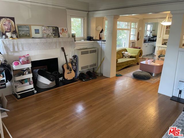 1920 S Rimpau Boulevard, Los Angeles CA: https://media.crmls.org/mediaz/b5347907-2fe1-4598-b8d6-523c4e6e32a3.jpg
