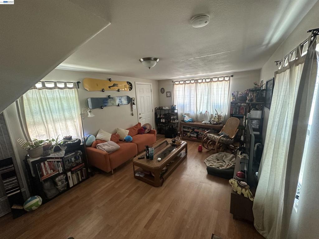 https://media.crmls.org/mediaz/b534aeee-0961-463b-98a3-c8d8a7467549.jpg?preset=X-Large
