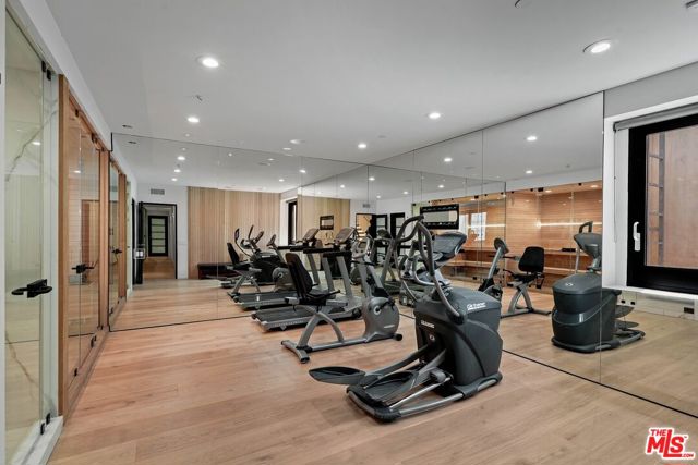 455 Castle Place, Beverly Hills CA: https://media.crmls.org/mediaz/b5354477-4c60-40cf-b8dc-90e415da9ef7.jpg