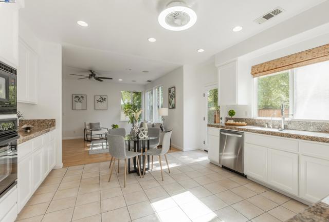 4008 Mount Vernon Pl, Dublin CA: https://media.crmls.org/mediaz/b5354bb3-68c1-4d0d-b4a4-4f947040e5e8.jpg