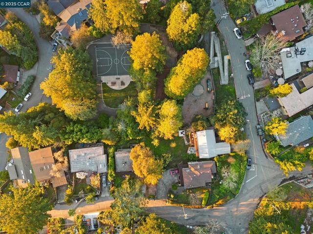 230 Fairlawn Dr, Berkeley CA: https://media.crmls.org/mediaz/b537d510-6c2b-4ce3-948f-8e29f6d71ce8.jpg