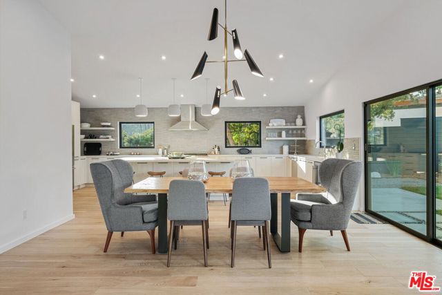 8400 Edwin Drive, Los Angeles CA: https://media.crmls.org/mediaz/b5380031-b154-45ad-b10f-6c82a67753ca.jpg