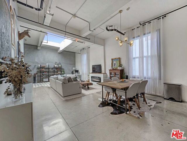 738 S Los Angeles Street, Los Angeles CA: https://media.crmls.org/mediaz/b538b543-f53f-4ee4-adbf-0883ac544055.jpg