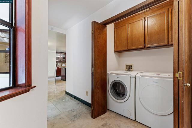 39 Mira Loma Rd, Orinda CA: https://media.crmls.org/mediaz/b53909bc-5d49-456b-94c1-62c8d780596f.jpg