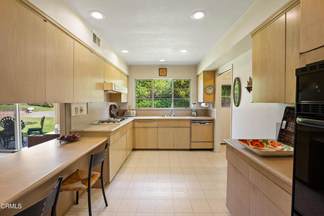 Detail Gallery Image 8 of 41 For 194 Dean Ct, Ventura,  CA 93003 - 4 Beds | 2/1 Baths