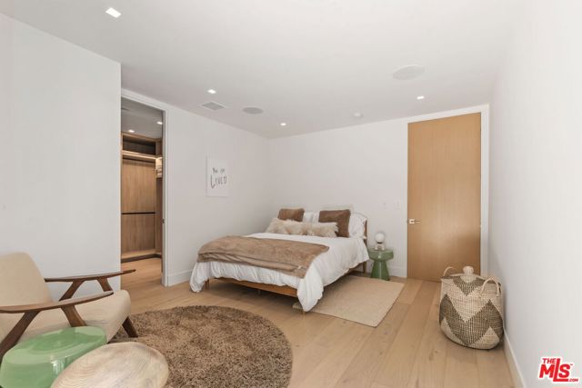 9451 Hidden Valley Place, Beverly Hills CA: https://media.crmls.org/mediaz/b539d662-2ac9-4dc6-a984-02611198f957.jpg