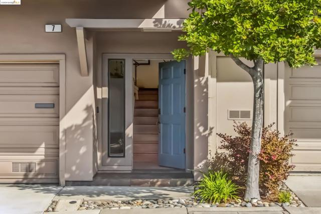 7 Hawks Hill Ct, Oakland, California 94618, 3 Bedrooms Bedrooms, ,2 BathroomsBathrooms,Townhouse,For Sale,Hawks Hill Ct,41073591