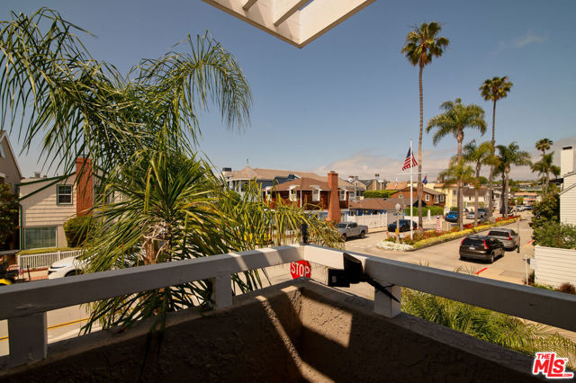 127 Abalone Avenue, Newport Beach CA: https://media.crmls.org/mediaz/b53aec8c-5ed8-477a-9d52-51210b90cfcc.jpg