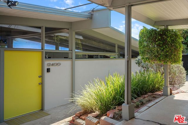 12400 Deerbrook Lane, Los Angeles CA: https://media.crmls.org/mediaz/b53b2c55-4cf4-4e73-bc58-91788bc86859.jpg