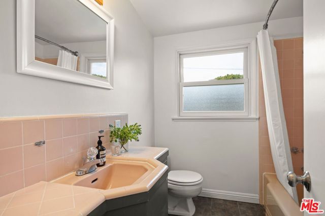 11121 Franklin Avenue, Culver City CA: https://media.crmls.org/mediaz/b53b7d45-f07b-4911-bf64-019a1b4a8962.jpg